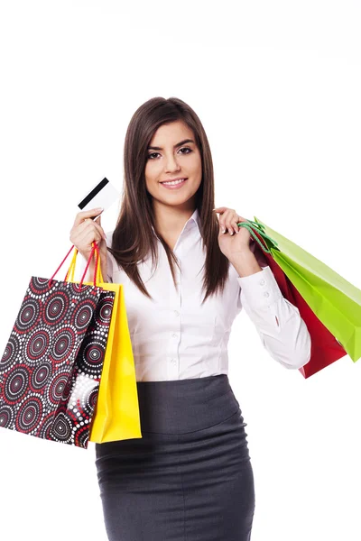 Donna d'affari con shopping bag e carta di credito — Foto Stock