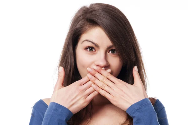 Mujer con las manos cubriendo la boca — Foto de Stock