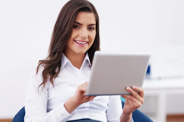 Mulher de negócios usando um tablet digital — Fotografia de Stock