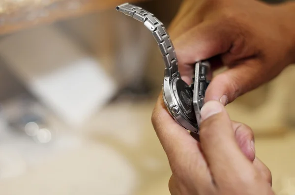 Horloge maker op het werk. — Stockfoto