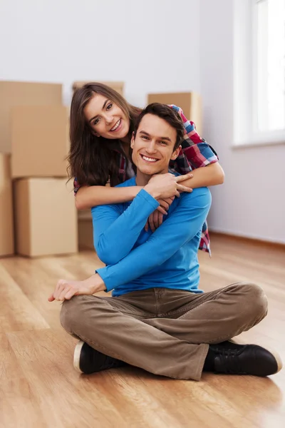 Pareja feliz en su nueva casa — Foto de Stock