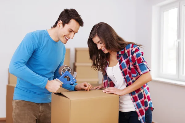 Loving couple packing boxes — Stock Photo, Image