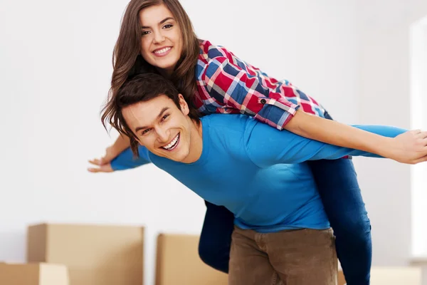 Couple packing their stuff — Stock Photo, Image