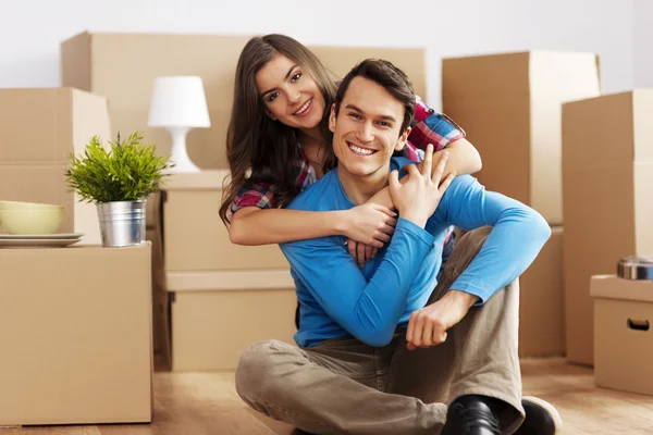 Couple packing their stuff — Stock Photo, Image