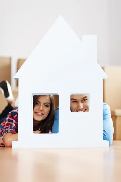 Couple packing their stuff — Stock Photo, Image