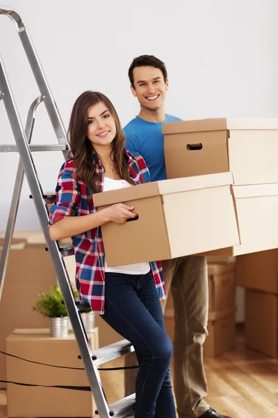 Couple packing their stuff — Stock Photo, Image