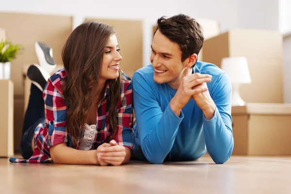 Pareja desempacando sus cosas —  Fotos de Stock