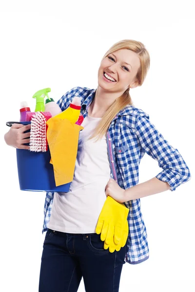 Щаслива домогосподарка тримає прибиральне обладнання — стокове фото