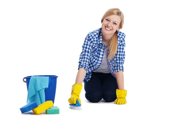 Молода і усміхнена жінка прибирає підлогу — стокове фото