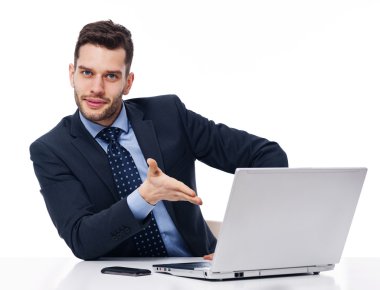 dizüstü bilgisayarda gösterilen gülümseyen iş adamı
