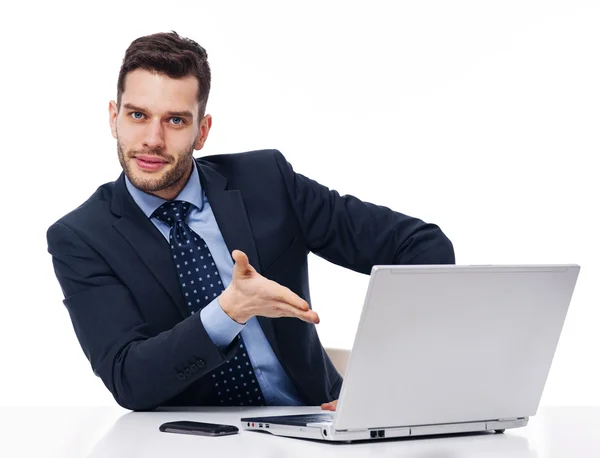 Empresário sorridente mostrando no laptop — Fotografia de Stock