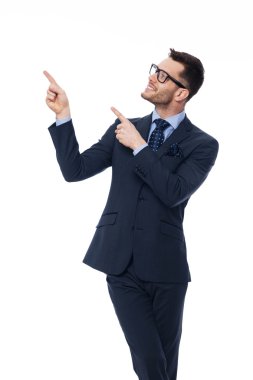 genç işadamı kopya spac işaret gülümseyen