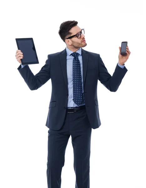 Бізнесмен тримає цифровий планшет і мобільний телефон — стокове фото