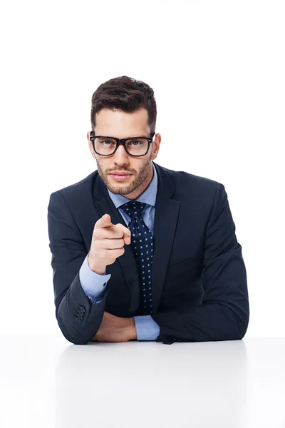 Schöner Geschäftsmann zeigt auf die Kamera — Stockfoto