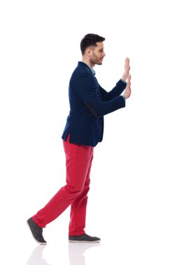 bir şey iterek şık genç adam