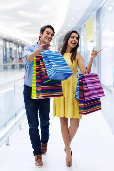 Gelukkige jonge paar winkelen — Stockfoto