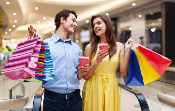 Glückliches junges Paar beim Einkaufen — Stockfoto