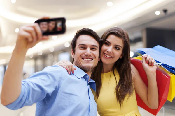 Glückliches junges Paar beim Einkaufen — Stockfoto