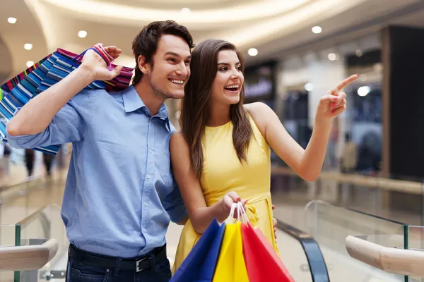 Glückliches junges Paar beim Einkaufen — Stockfoto