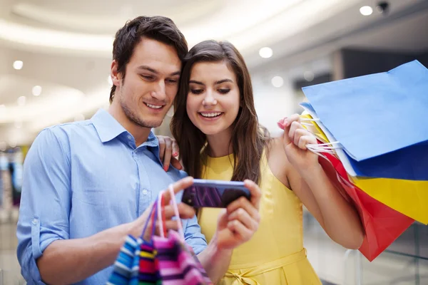 Feliz jovem casal Compras — Fotografia de Stock