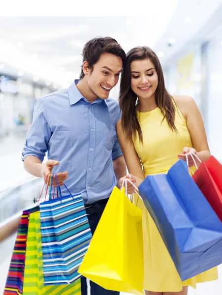 Sonriente joven pareja — Foto de Stock