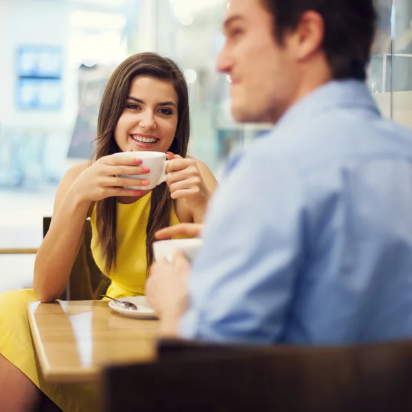 Paar genieten van een kopje koffie — Stockfoto