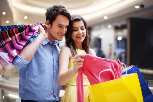 Pareja feliz mirando una camisa nueva — Foto de Stock