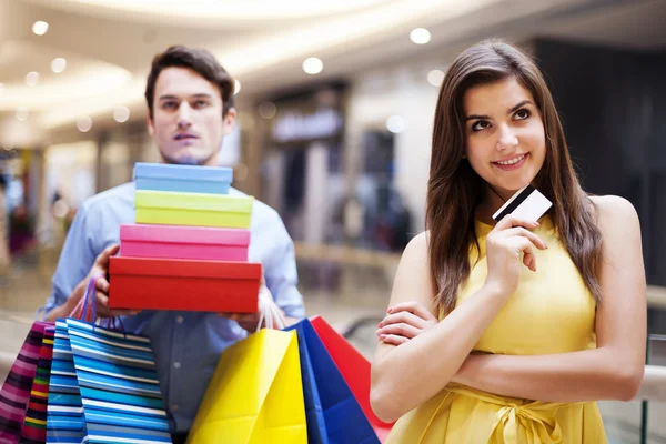 Retrato de una hermosa mujer adicta a las compras — Foto de Stock