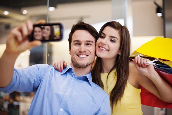 Glückliches Paar beim Fotografieren — Stockfoto