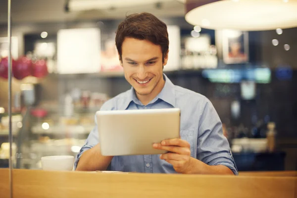 Dijital tablet kullanan gülümseyen adam — Stok fotoğraf
