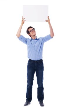 yakışıklı adam havai boş bir tabela holding