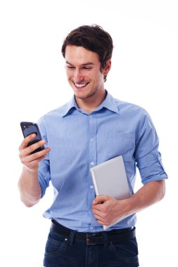 gülümseyen adam kablosuz aygıtları kullanarak