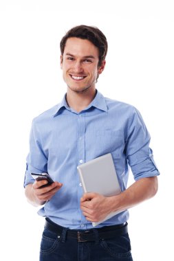mutlu bir adam cep telefonu ve dijital tablet holding