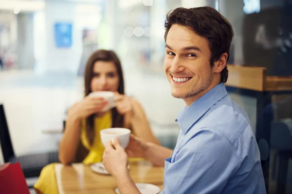 Sorrindo homem bonito em uma reunião — Fotografia de Stock