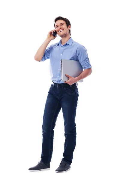 Gelukkig man met laptop praten op de mobiele telefoon — Stockfoto