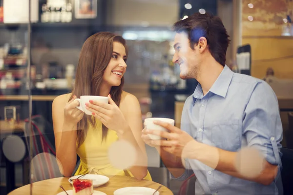 Dua di kafe menikmati menghabiskan waktu dengan satu sama lain Stok Foto