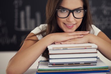 kitap ile güzel kız öğrenci