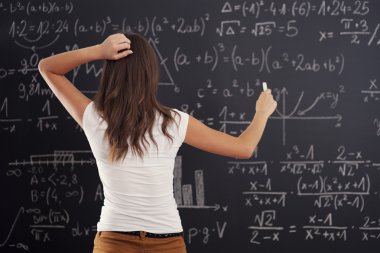genç kadın tahtaya matematik soruna bakış