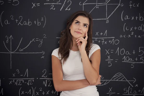 Studentin denkt über Mathematik-Problem nach — Stockfoto