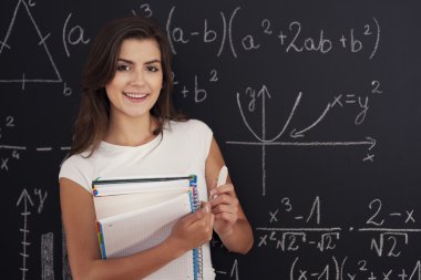 gülümseyen öğretmen sınıfta dijital tablet kullanma