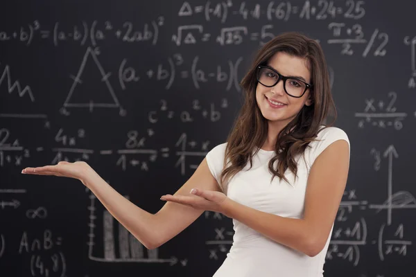 Vrouwelijke student wiskunde probleem denken — Stockfoto