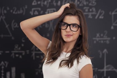 kız öğrencinin matematik problem hakkında düşünme