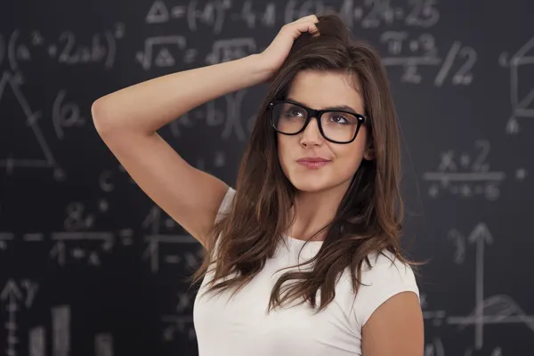 Estudiante pensando en problemas matemáticos — Foto de Stock