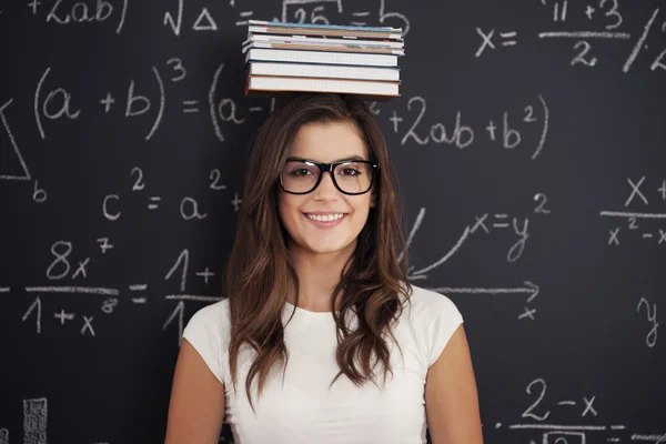 女子学生の数学の問題を考える — ストック写真