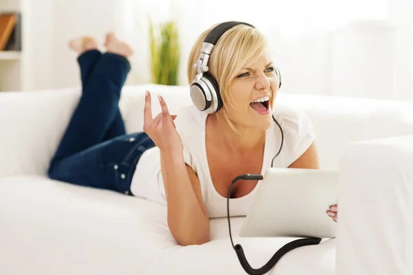 Mulher ouvir música rock em casa — Fotografia de Stock