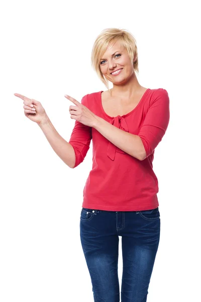Blonde woman pointing at copy space — Stock Photo, Image