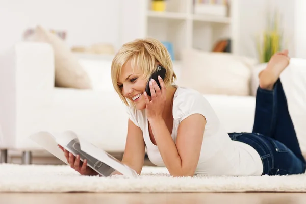 Mujer feliz pidiendo algo del catálogo — Foto de Stock