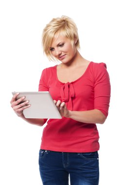 Dijital tablet kullanan kadın odaklı