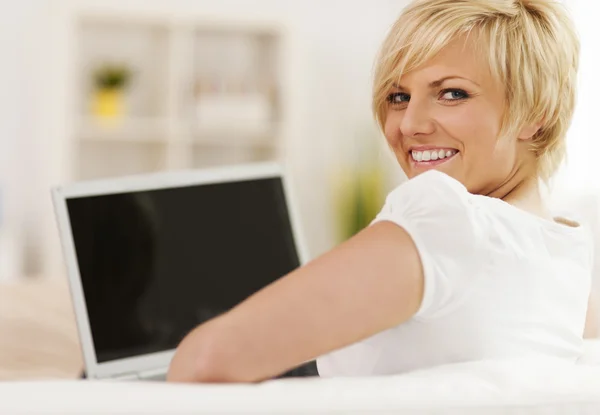 Beautiful blonde female with laptop — Stock Photo, Image