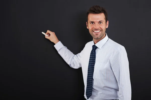 Junger Mann ist bereit, Geschäftsstrategie zu zeichnen — Stockfoto